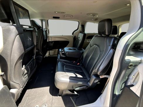 Used 2017 Chrysler Pacifica Touring-L Plus w/ Advanced Safetytec Group FWD image 22