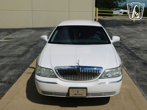 Used 2003 Lincoln Town Car Executive image 4