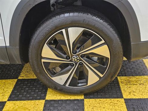 Used 2024 Volkswagen Taos SE image 9