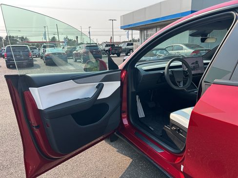 Used 2026 Tesla Model Y 2WD image 11