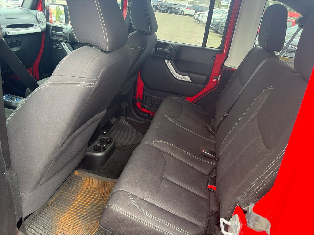 Used 2016 Jeep Wrangler Unlimited Sahara w/ Connectivity Group AWD/4WD image 11