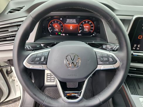 Certified 2025 Volkswagen Atlas Peak Edition SE AWD/4WD image 9