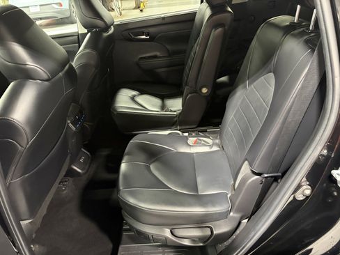 Used 2022 Toyota Highlander XLE AWD/4WD image 9