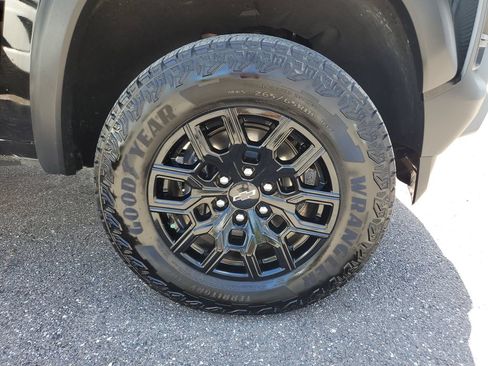 Used 2025 Chevrolet Colorado Trail Boss AWD/4WD image 5