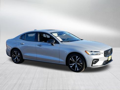 Used 2025 Volvo S60 B5 Core image 8