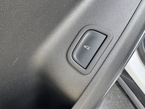 Used 2025 GMC Acadia Denali image 16