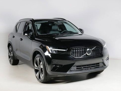 Used 2025 Volvo XC40 B5 Plus AWD/4WD image 10