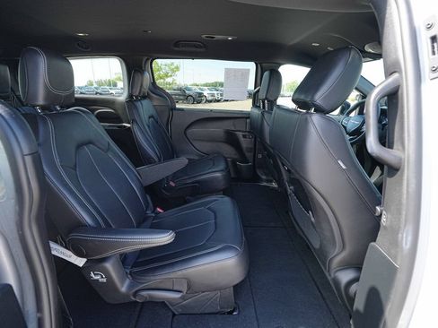 Used 2026 Chrysler Pacifica Select FWD image 23