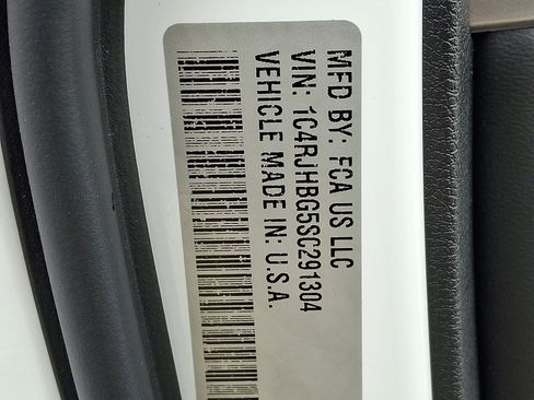 Certified 2025 Jeep Grand Cherokee Limited w/ Luxury Tech Group II image 27