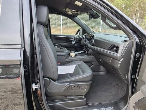 Used 2025 Chevrolet Suburban Z71 image 10
