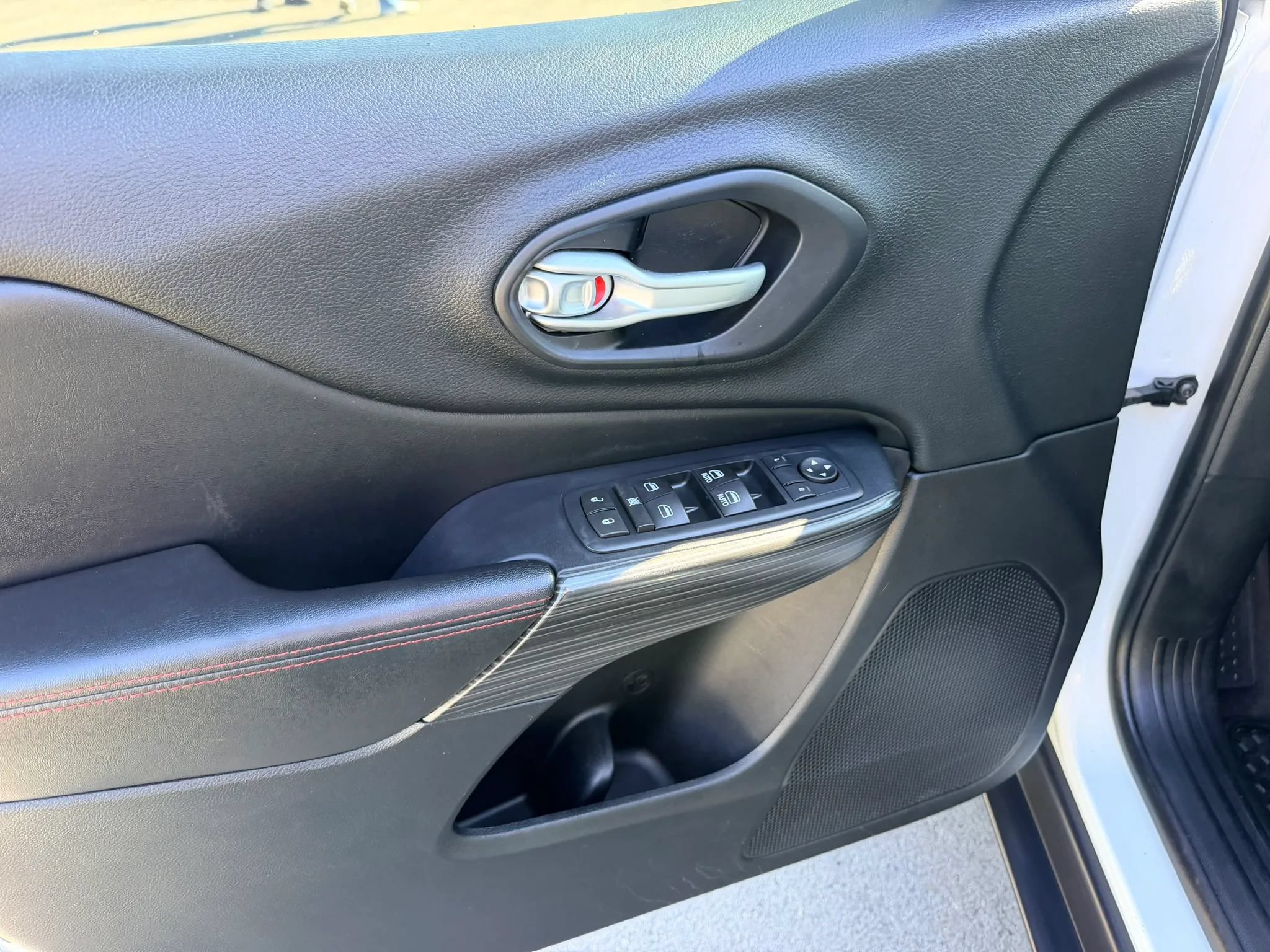 Used 2016 Jeep Cherokee Trailhawk AWD/4WD image 11
