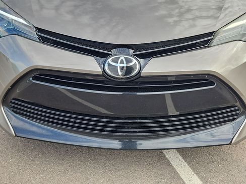 Used 2018 Toyota Corolla LE w/ Carpet Mat Package (TMS) FWD image 9