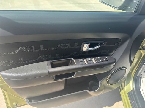 Used 2013 Kia Soul + FWD image 10