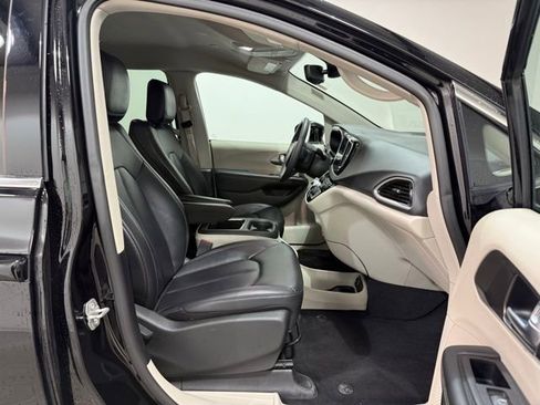 Used 2024 Chrysler Pacifica Touring-L image 29