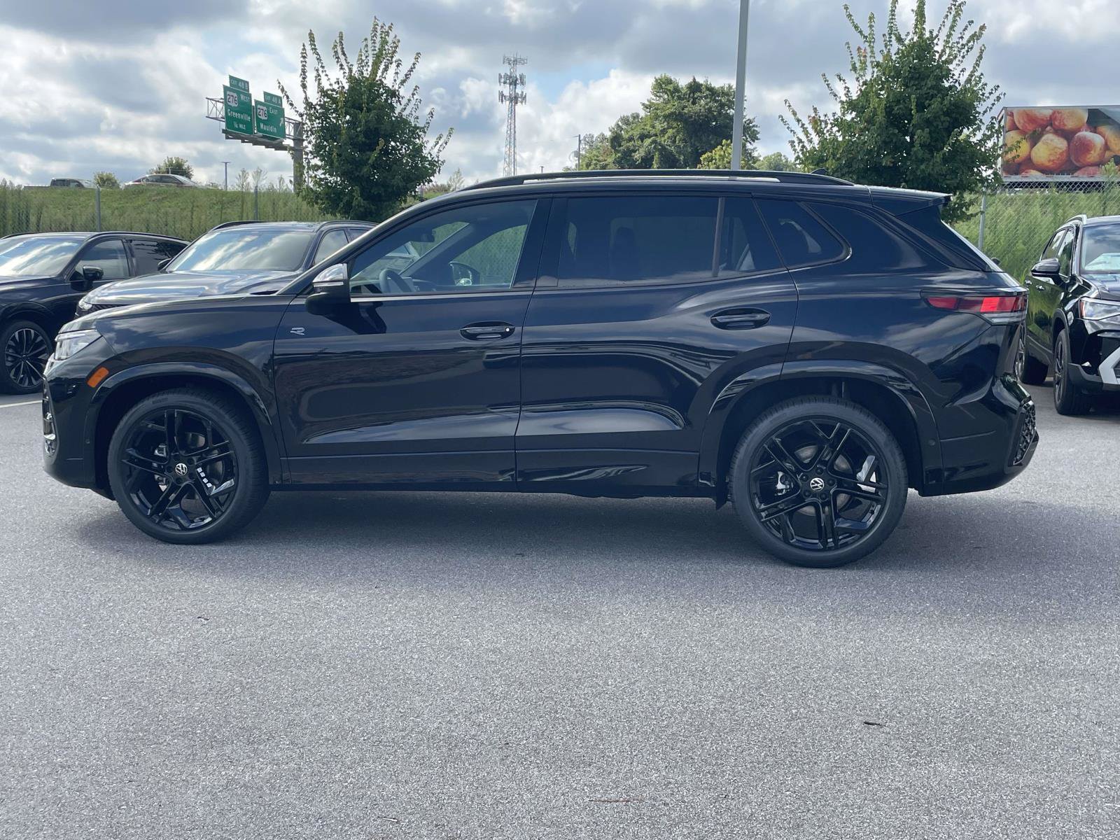 New 2026 Volkswagen Tiguan SE R-Line FWD image 4