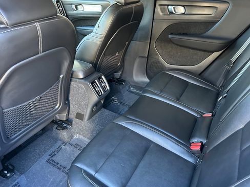 Used 2021 Volvo XC40 T5 Momentum w/ Premium Package image 14