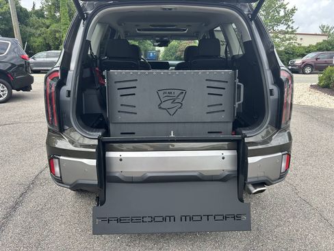 Used 2025 Kia Telluride EX w/ EX Captain's Chair Package FWD image 20