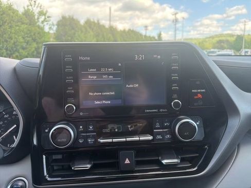 Used 2021 Toyota Highlander XLE AWD/4WD image 19