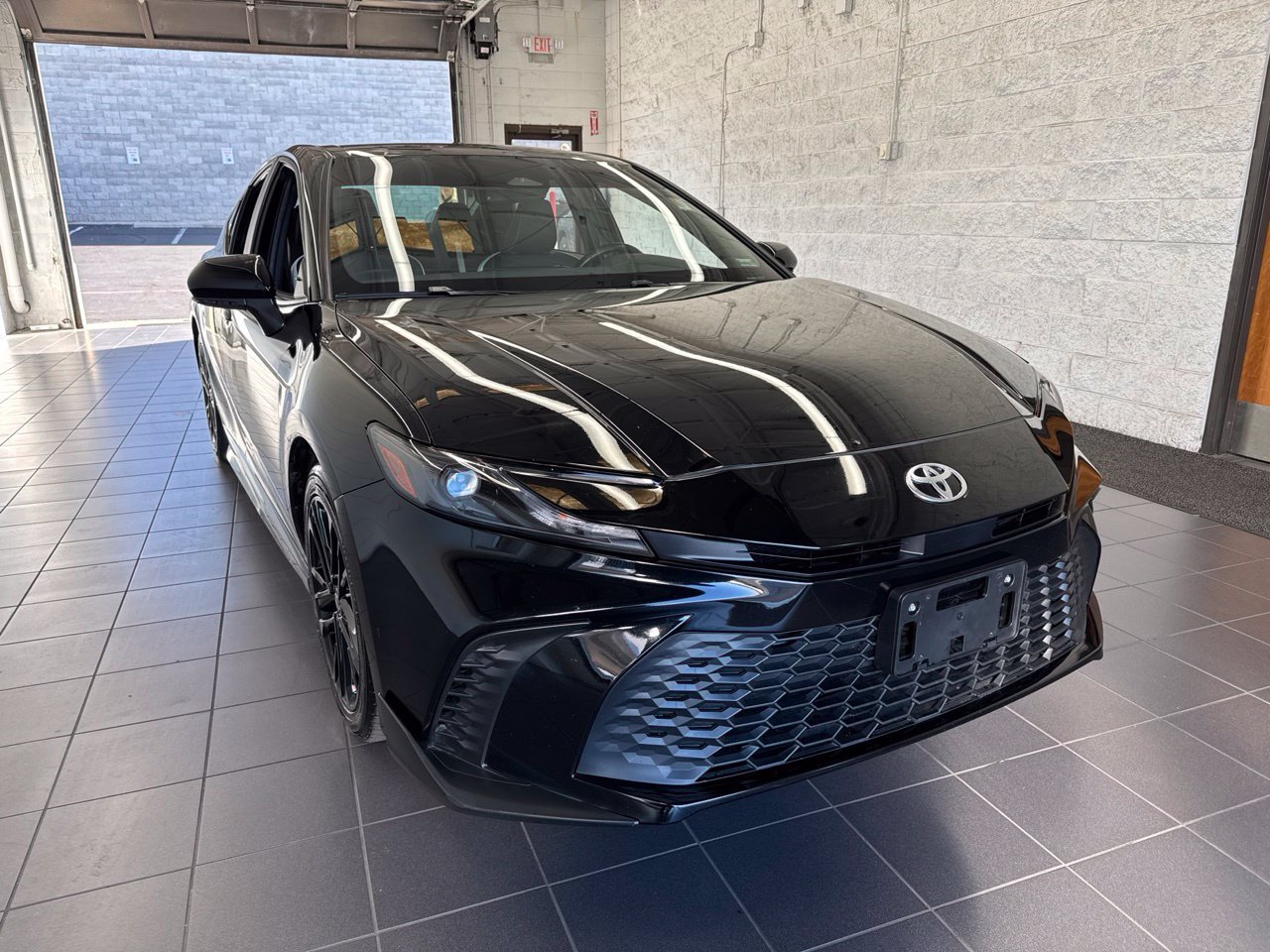 Used 2025 Toyota Camry SE w/ Convenience Package FWD image 2
