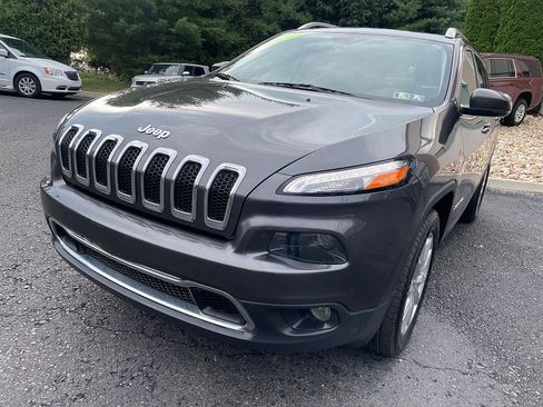 Used 2017 Jeep Cherokee Limited image 12