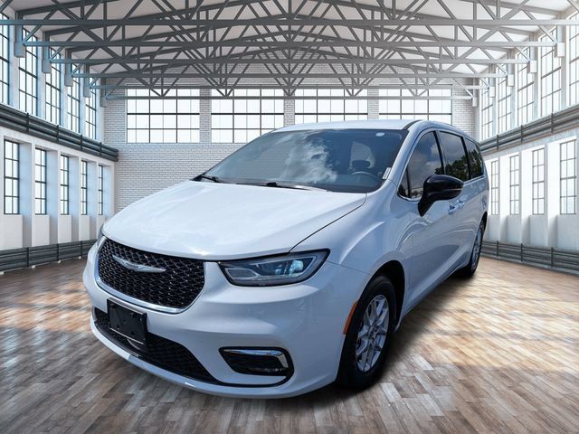 Used 2024 Chrysler Pacifica Touring-L FWD image 7