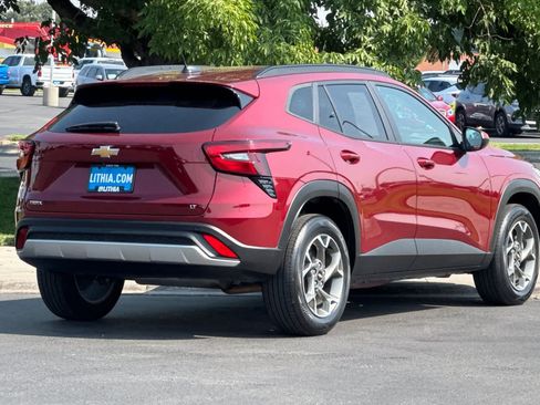 Used 2024 Chevrolet Trax LT w/ Sunroof Package FWD image 2