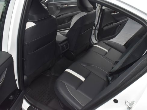 Used 2025 Toyota Camry SE image 13