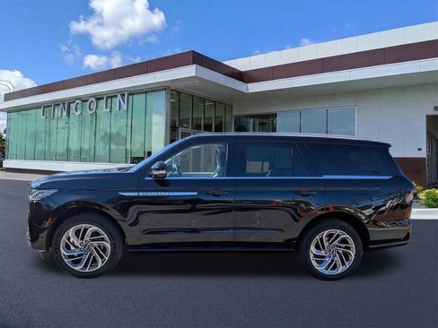 Certified 2025 Lincoln Navigator Reserve image 8