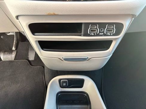 Used 2024 Chrysler Pacifica Touring-L image 20
