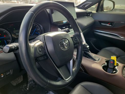 Used 2022 Toyota Venza Limited image 15