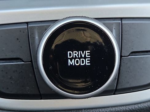 Used 2024 Hyundai Venue SEL FWD image 18