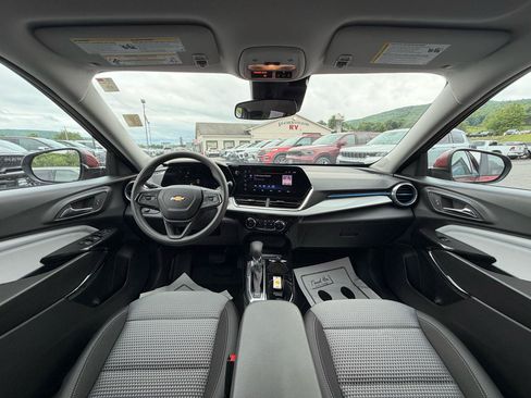 Used 2025 Chevrolet Trax LT FWD image 18