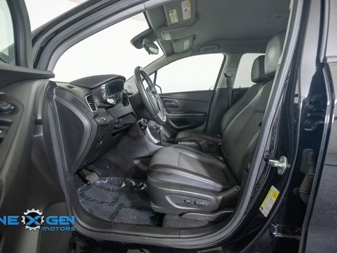 Used 2022 Chevrolet Trax LT w/ Midnight Edition AWD/4WD image 12