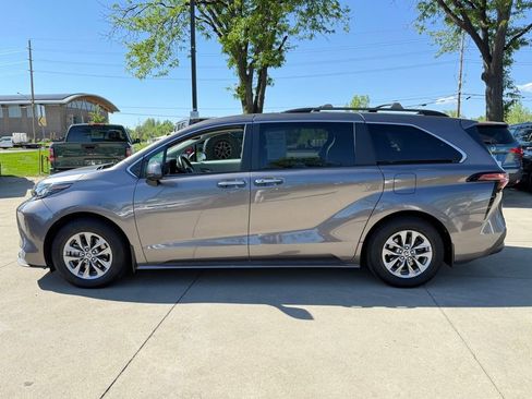 Used 2022 Toyota Sienna XLE AWD/4WD image 3