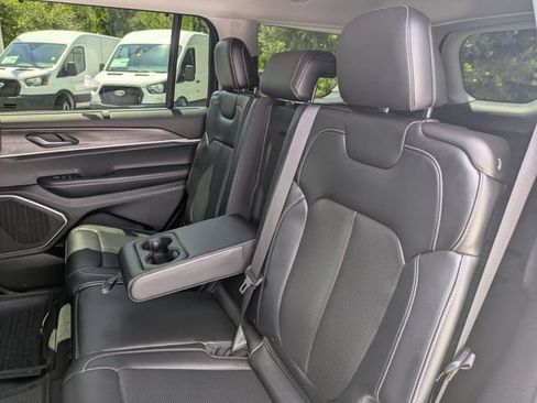 Used 2022 Jeep Grand Cherokee L Limited w/ Luxury Tech Group II AWD/4WD image 30