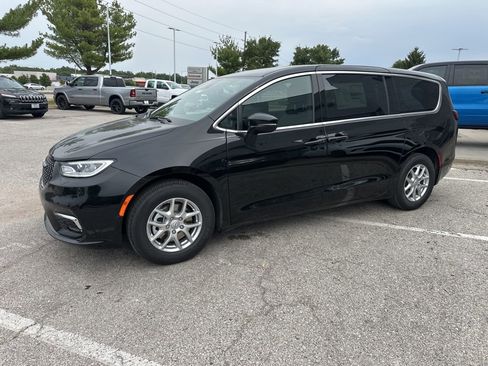 New 2026 Chrysler Pacifica Select image 15