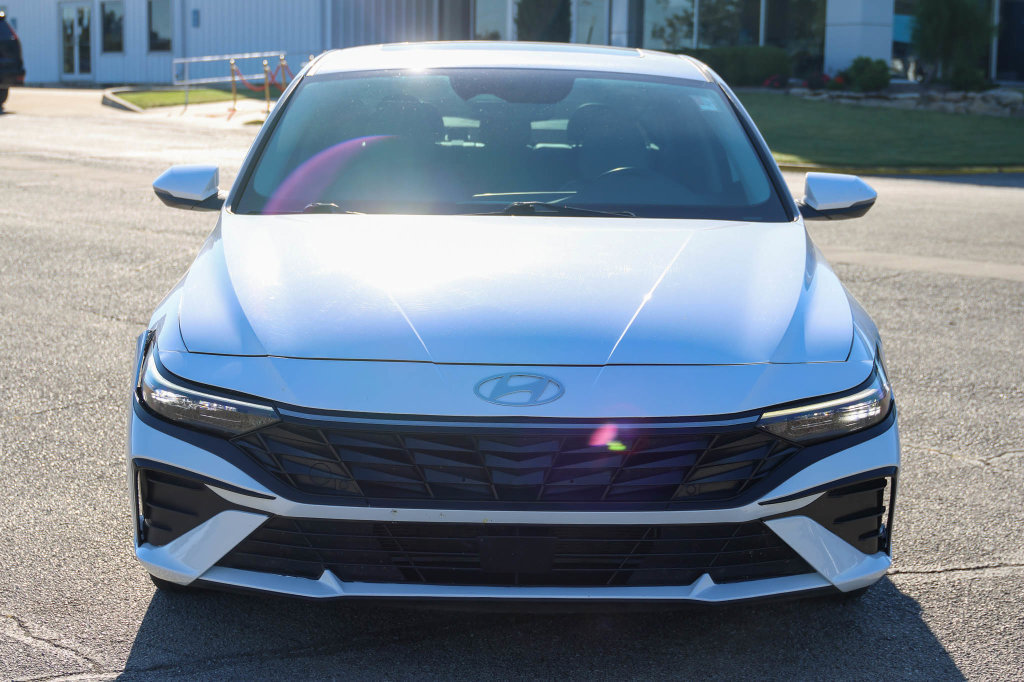 Used 2025 Hyundai Elantra Limited FWD image 2