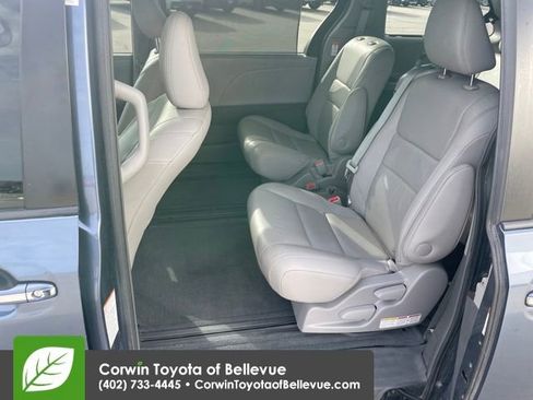 Used 2015 Toyota Sienna L image 25