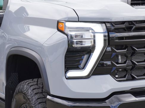 Used 2025 Chevrolet Silverado 2500 ZR2 w/ Technology Package AWD/4WD image 3