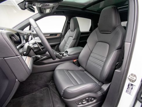 Used 2025 Porsche Cayenne S AWD/4WD image 13