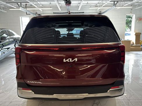 Used 2025 Kia Carnival SX FWD image 6