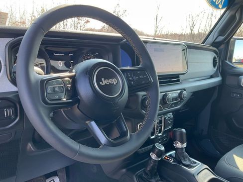 Used 2024 Jeep Gladiator Sport image 17