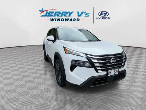 Used 2024 Nissan Rogue SV FWD image 2