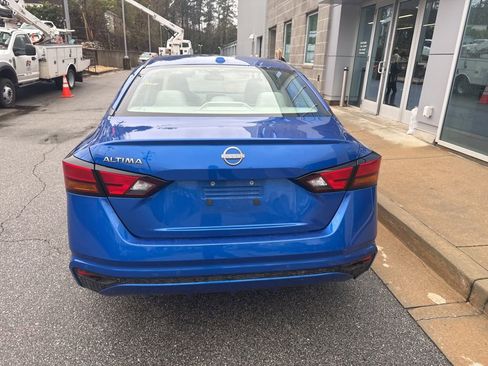 Used 2025 Nissan Altima 2.5 SV image 9