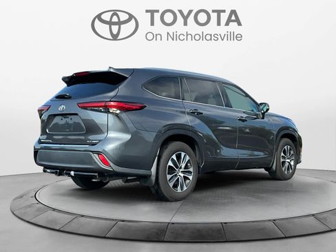 Used 2020 Toyota Highlander XLE AWD/4WD image 5