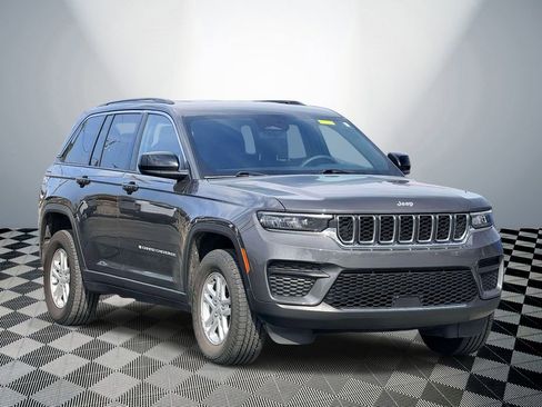 Used 2024 Jeep Grand Cherokee Laredo w/ Luxury Tech Group I AWD/4WD image 4