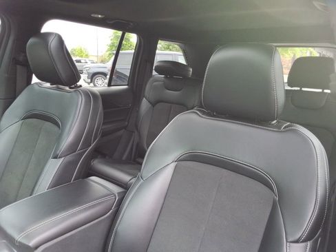 Used 2025 Jeep Grand Cherokee Altitude AWD/4WD image 23