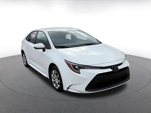 Used 2025 Toyota Corolla LE image 3