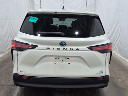Used 2021 Toyota Sienna XLE image 9