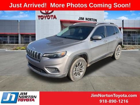 Used 2019 Jeep Cherokee Latitude Plus AWD/4WD image 2